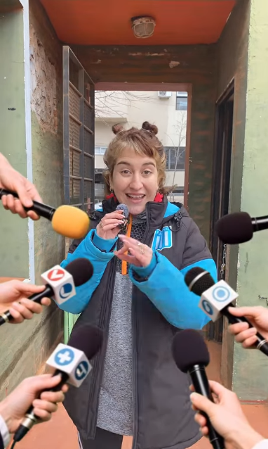 Daicha con micrófonos, mostrando su faceta de comunicadora